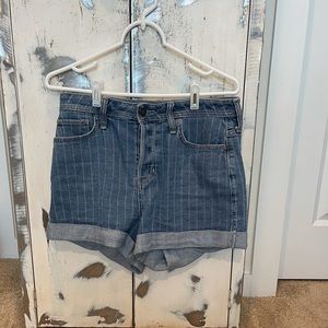 Hollister Ultra High Rise Mom Jean Short size 7